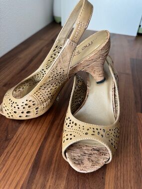 me too Driftwood Patent Peep-Toe Slingback Heels in “Pastry” Tan - Size 7